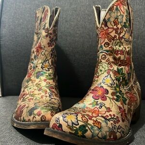 Women’s floral cowgirl boots